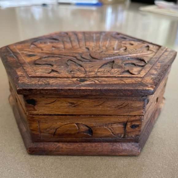 Hexagonal CARVED WOOD TRINKET BOX WITH HINGED LID for Jewelry, Décor, Treasures - Picture 1 of 14
